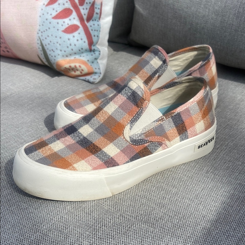 Women’s 7.5 slip on canvas ready to go!!